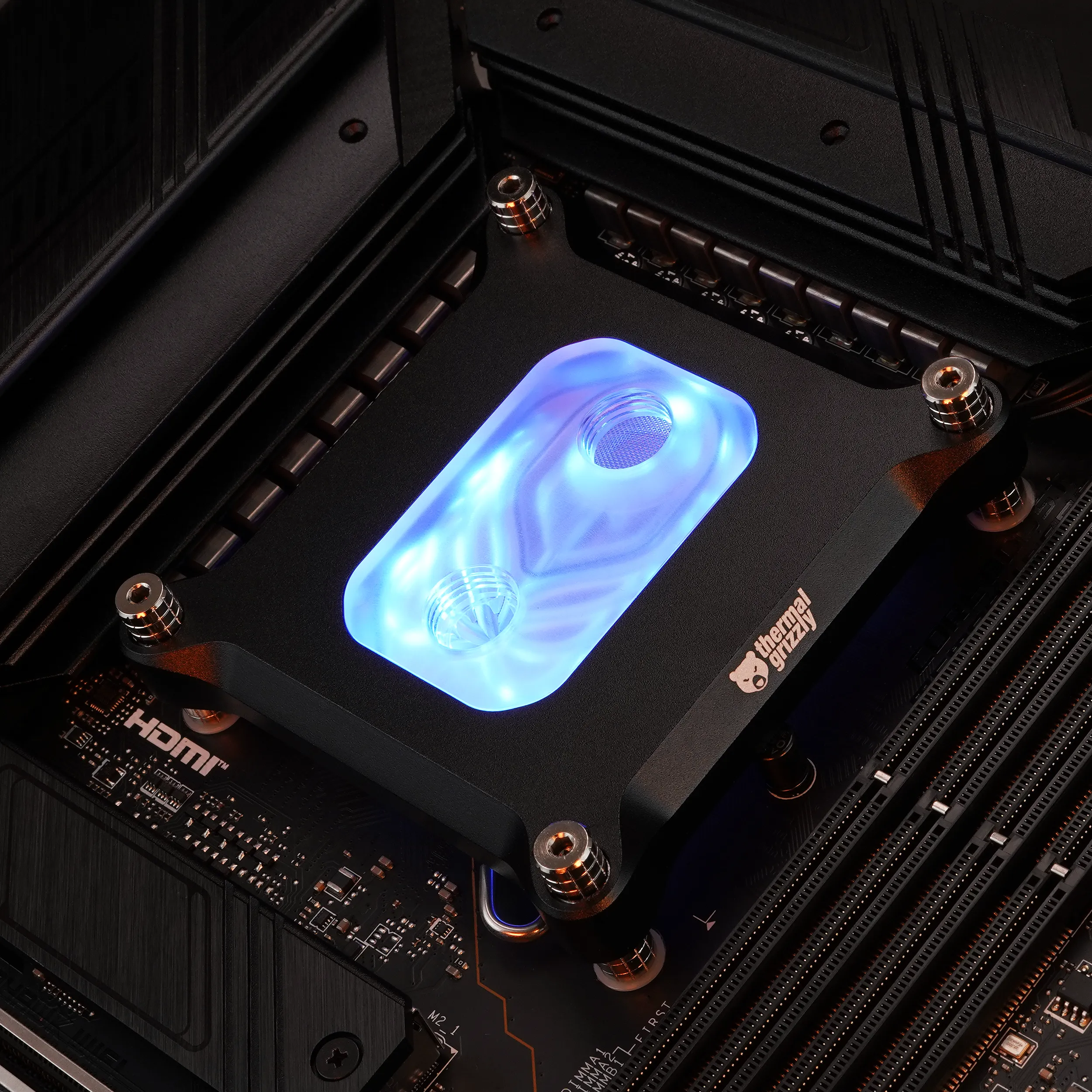 Thermal grizzly mycro pro rgb | intel 1851 | lga1851 in lga1700 | g1/4 | argb | cpu vodni blok 3 Thermal grizzly intel 1851 mycro pro rgb nameščen na matični plošči
